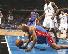 basketbal player slipping a stretching groin